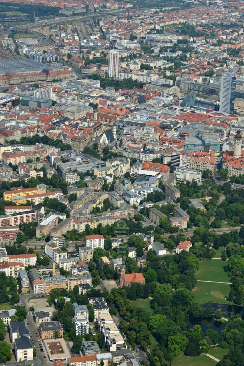 Leipzig from the bird's eye view: New construction condominium with modern townhouses and apartment buildings on the Clara Zetkin Park Leipzig in Saxony