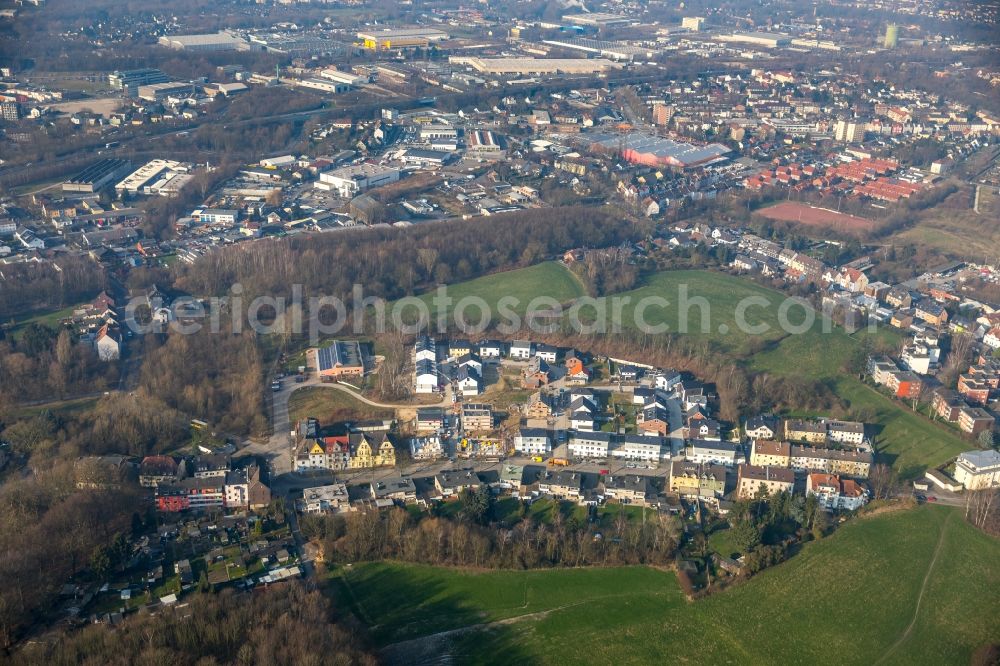 Aerial photograph Bochum - New construction of a residential area of a multi-family house complex at the Dorneburger Muehlenbach along the Zillertalstrasse and surrounding meadows and fields in Bochum in the federal state North Rhine-Westphalia