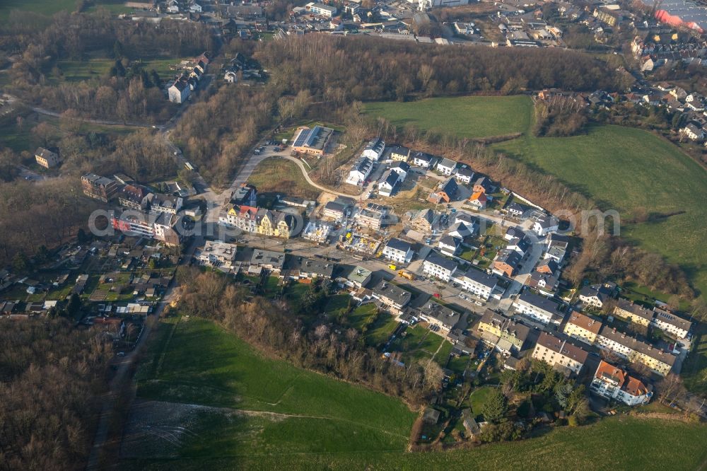 Aerial photograph Bochum - New construction of a residential area of a multi-family house complex at the Dorneburger Muehlenbach along the Zillertalstrasse and surrounding meadows and fields in Bochum in the federal state North Rhine-Westphalia