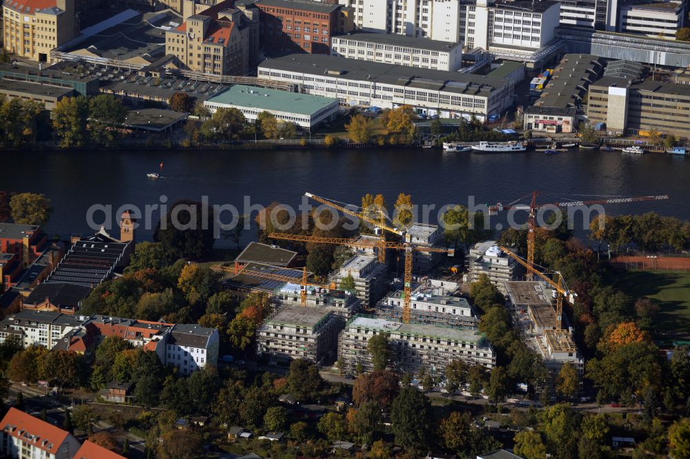 Aerial image Berlin - Construction site residential area of a multi-family house settlement on the bank and river of Spree River on street Bruno-Buergel-Weg in the district Schoeneweide in Berlin, Germany