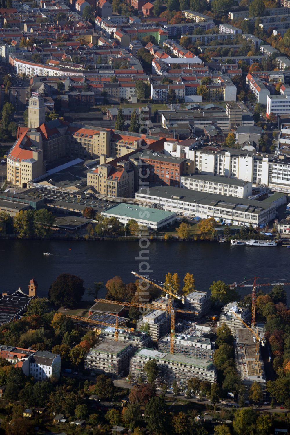 Aerial photograph Berlin - Construction site residential area of a multi-family house settlement on the bank and river of Spree River on street Bruno-Buergel-Weg in the district Schoeneweide in Berlin, Germany