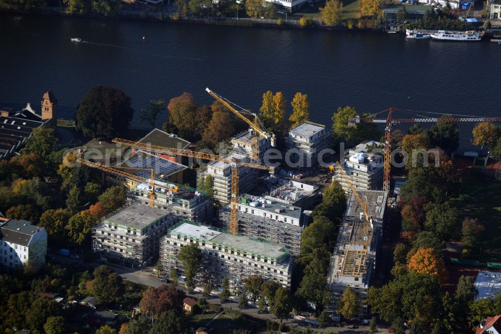 Berlin from above - Construction site residential area of a multi-family house settlement on the bank and river of Spree River on street Bruno-Buergel-Weg in the district Schoeneweide in Berlin, Germany