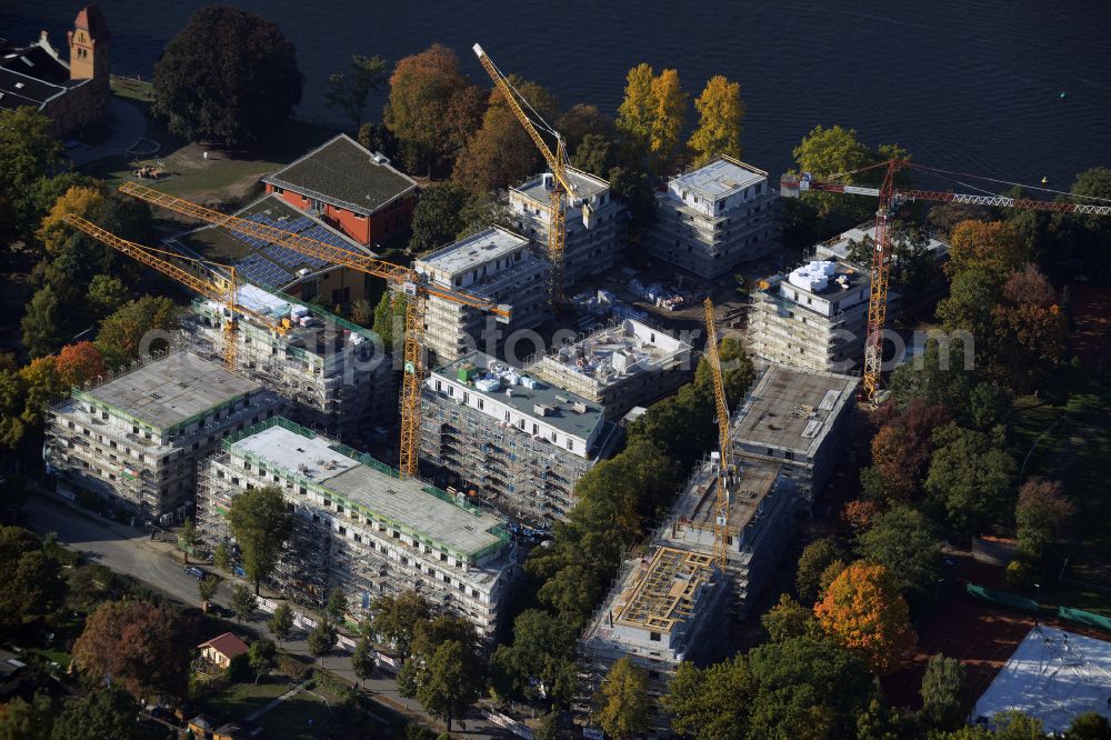 Aerial image Berlin - Construction site residential area of a multi-family house settlement on the bank and river of Spree River on street Bruno-Buergel-Weg in the district Schoeneweide in Berlin, Germany