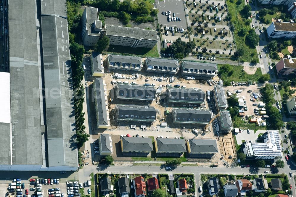 Berlin from above - Construction site of a new residential area of the terraced housing estate on the Arendscarree on Arendstrasse corner Lichtenauer Strasse - Schleizer Strasse in the district Hohenschoenhausen in Berlin, Germany