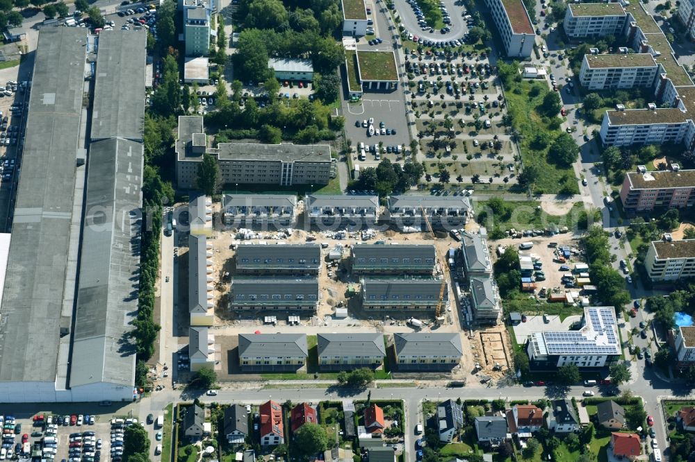 Berlin from the bird's eye view: Construction site of a new residential area of the terraced housing estate on the Arendscarree on Arendstrasse corner Lichtenauer Strasse - Schleizer Strasse in the district Hohenschoenhausen in Berlin, Germany