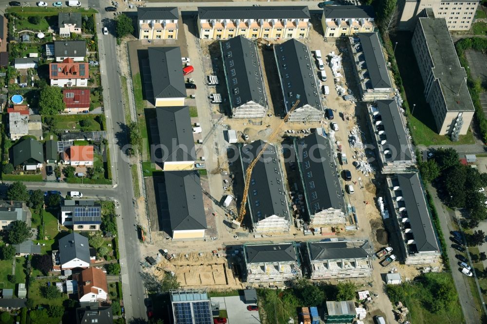 Aerial image Berlin - Construction site of a new residential area of the terraced housing estate on the Arendscarree on Arendstrasse corner Lichtenauer Strasse - Schleizer Strasse in the district Hohenschoenhausen in Berlin, Germany