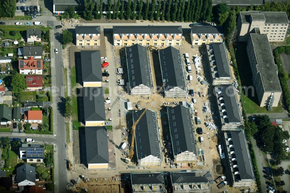 Aerial photograph Berlin - Construction site of a new residential area of the terraced housing estate on the Arendscarree on Arendstrasse corner Lichtenauer Strasse - Schleizer Strasse in the district Hohenschoenhausen in Berlin, Germany