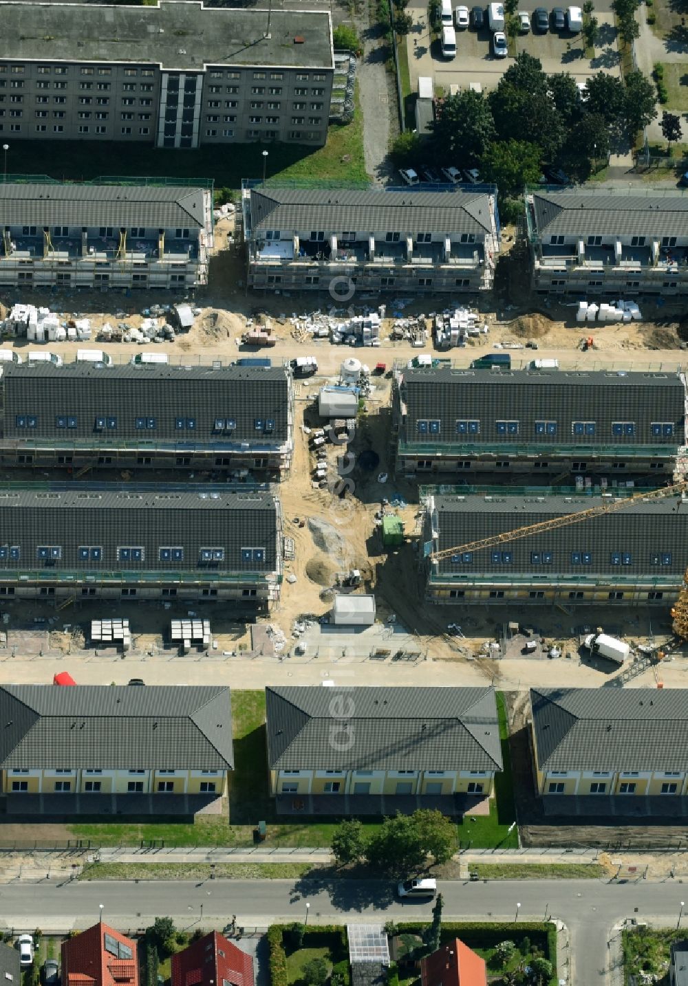 Berlin from above - Construction site of a new residential area of the terraced housing estate on the Arendscarree on Arendstrasse corner Lichtenauer Strasse - Schleizer Strasse in the district Hohenschoenhausen in Berlin, Germany