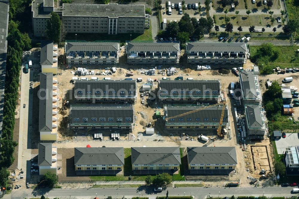 Berlin from the bird's eye view: Construction site of a new residential area of the terraced housing estate on the Arendscarree on Arendstrasse corner Lichtenauer Strasse - Schleizer Strasse in the district Hohenschoenhausen in Berlin, Germany