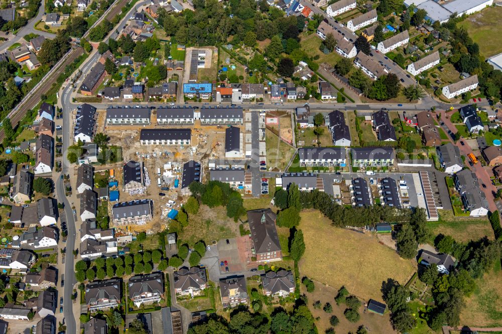 Bottrop from above - Construction site of a new residential area of the terraced housing estate of Deutsche Reihenhaus AG on Bergendahlstrasse - Heimannstrasse in Bottrop in the state North Rhine-Westphalia, Germany