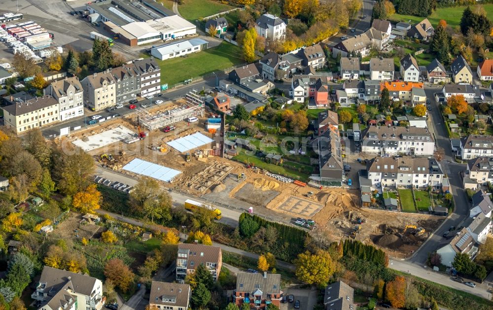 Velbert from the bird's eye view: Construction site of a new residential area of the terraced housing estate on the of Deutsche Reihenhaus AG on Schmalenhofer Strasse in Velbert in the state North Rhine-Westphalia, Germany