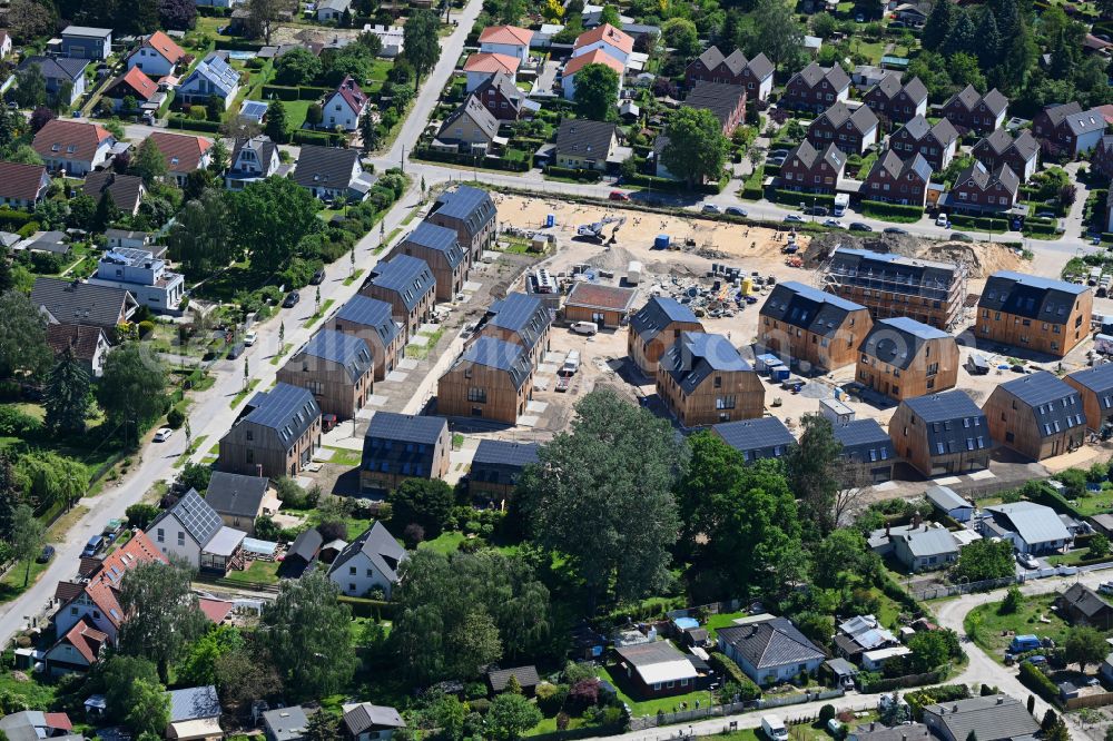 Berlin from the bird's eye view: Construction site of a new residential area of the terraced housing estate Kokoni One on Gravensteiner Strasse in the district Franzoesisch Buchholz in Berlin, Germany