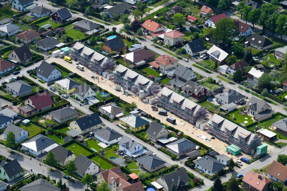 Bernau from the bird's eye view: Construction site of a new residential area of the terraced housing estate on the Mittelstrasse - Wuhlestrasse - Hans-Sachs-Strasse in Bernau in the state Brandenburg, Germany