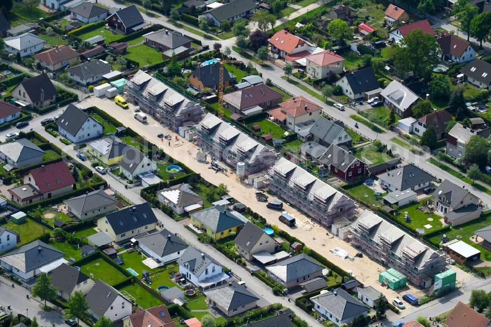 Aerial image Bernau - Construction site of a new residential area of the terraced housing estate on the Mittelstrasse - Wuhlestrasse - Hans-Sachs-Strasse in Bernau in the state Brandenburg, Germany