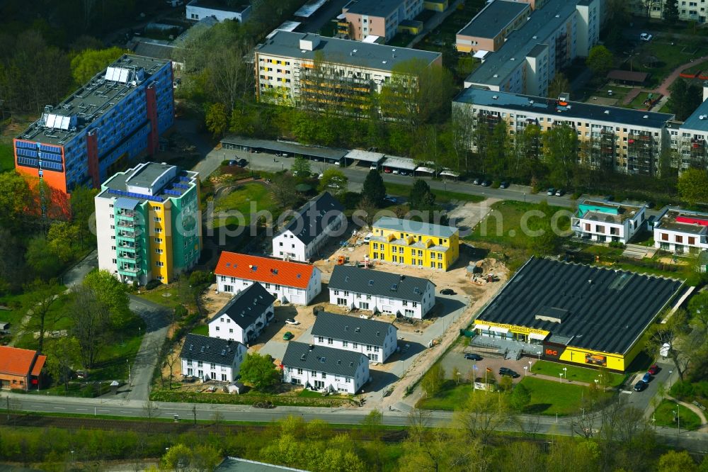 Berlin from above - Construction site of a new residential area of the terraced housing estate on the of NEWE-Massivhaus GmbH on Allee of Kosmonauten in Berlin, Germany