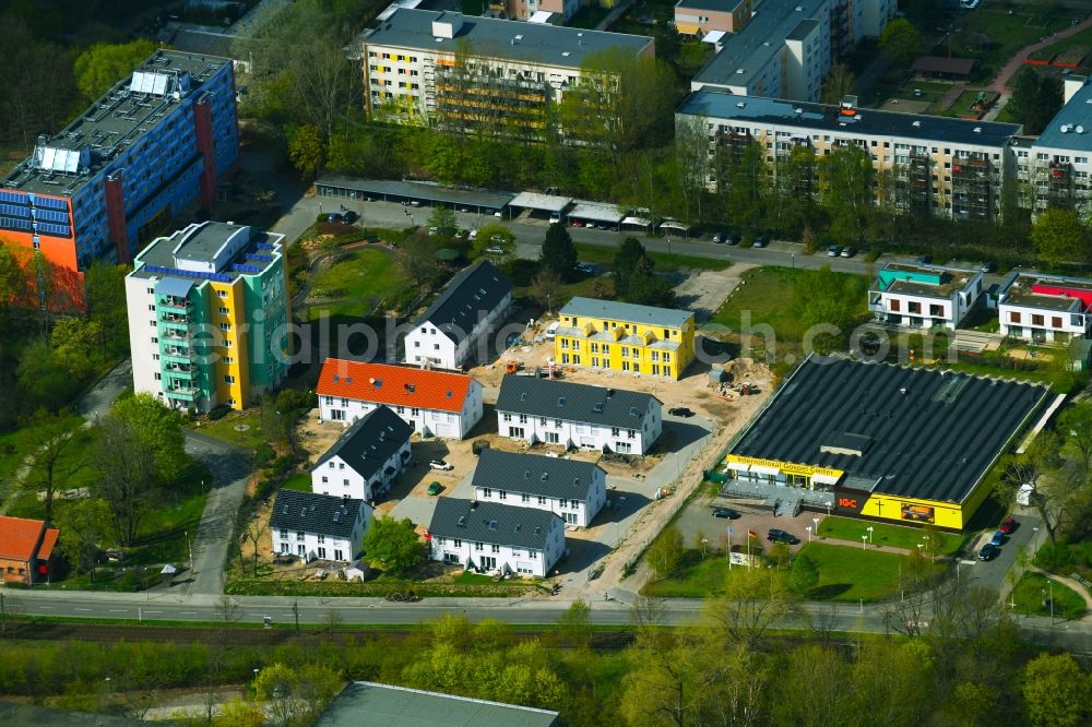 Berlin from the bird's eye view: Construction site of a new residential area of the terraced housing estate on the of NEWE-Massivhaus GmbH on Allee of Kosmonauten in Berlin, Germany