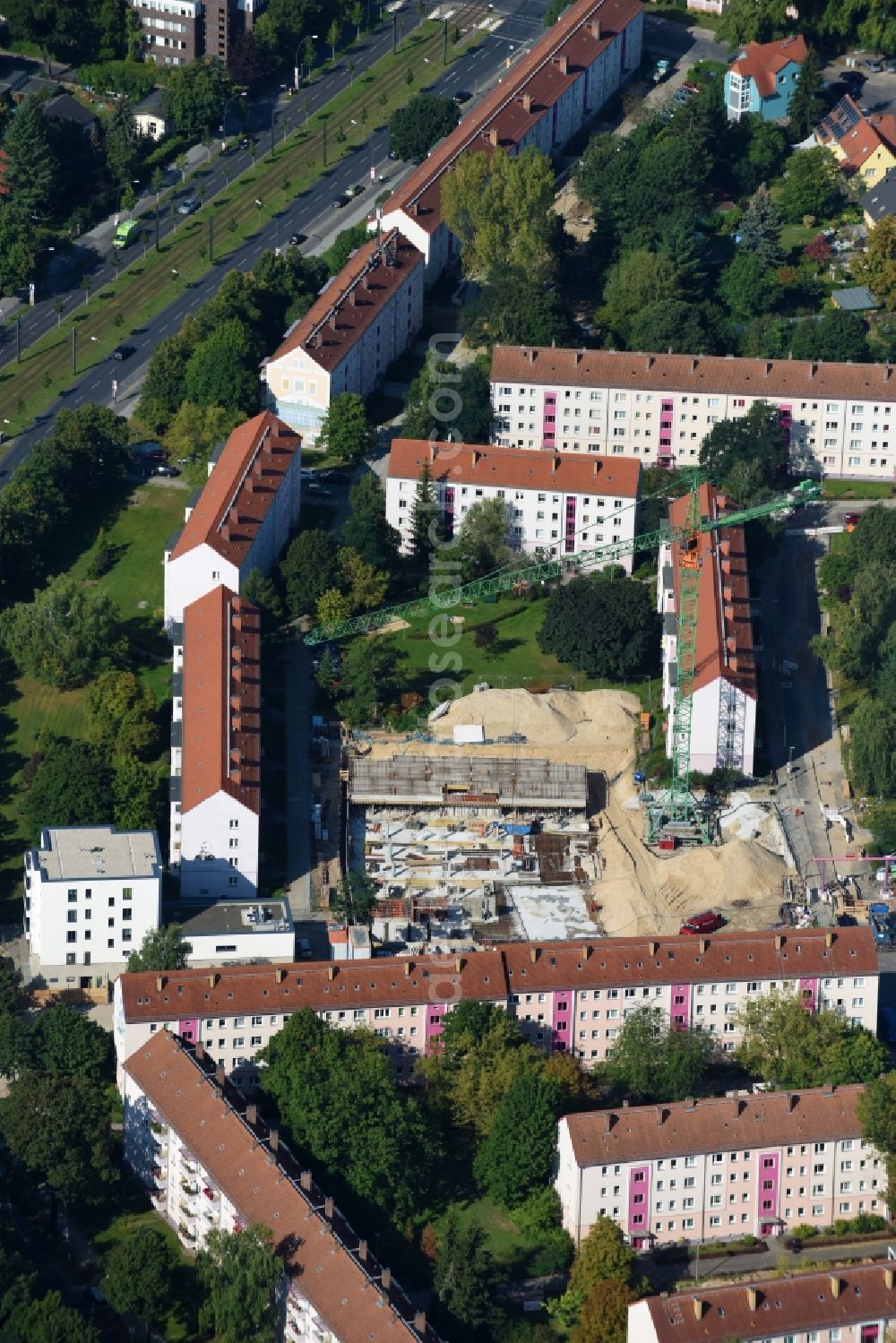 Berlin from the bird's eye view: Construction site of a new residential area of the terraced housing estate between the Stillerzeile and the Fuerstenwalder Damm in Hirschgarten in Berlin, Germany