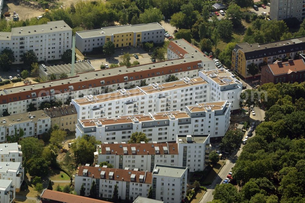 Berlin from the bird's eye view: New building of a residential area on Adlershofer Strasse in the Koepenick part of Berlin in Germany. Several residential buildings and estates are located between Adlershofer Strasse, Glienicker Strasse und Gruenauer Strasse