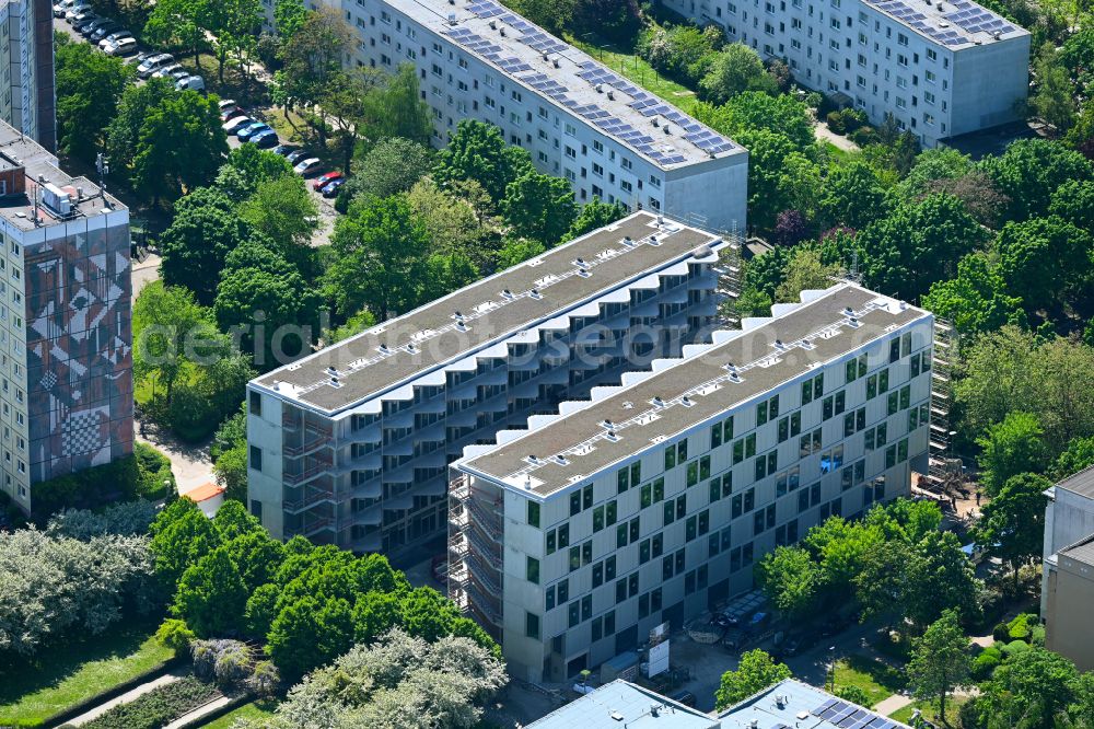 Aerial photograph Berlin - Multi-family residential building on Lion-Feuchtwanger-Strasse in the Hellersdorf district of Berlin, Germany