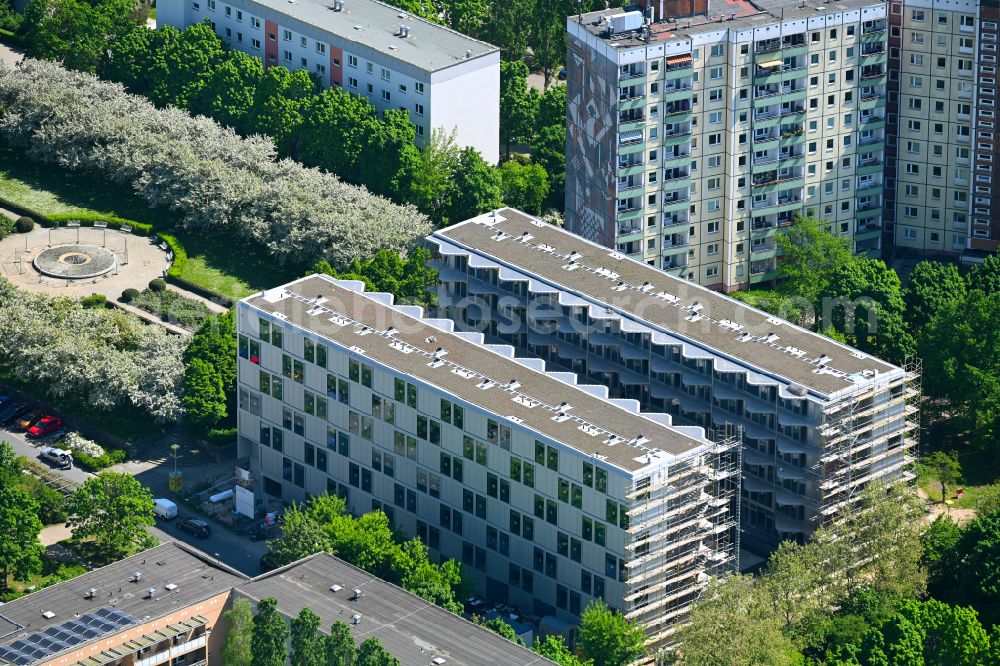 Berlin from the bird's eye view: Multi-family residential building on Lion-Feuchtwanger-Strasse in the Hellersdorf district of Berlin, Germany