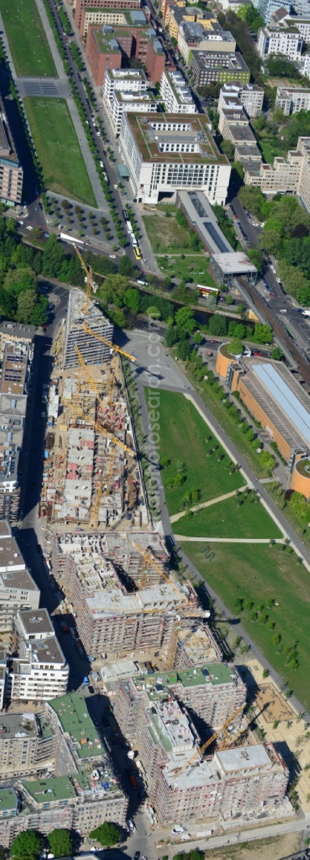 Berlin Kreuzberg from above - Construction of the residential project Flottwell Living on the Flottwell street in Berlin Kreuzberg