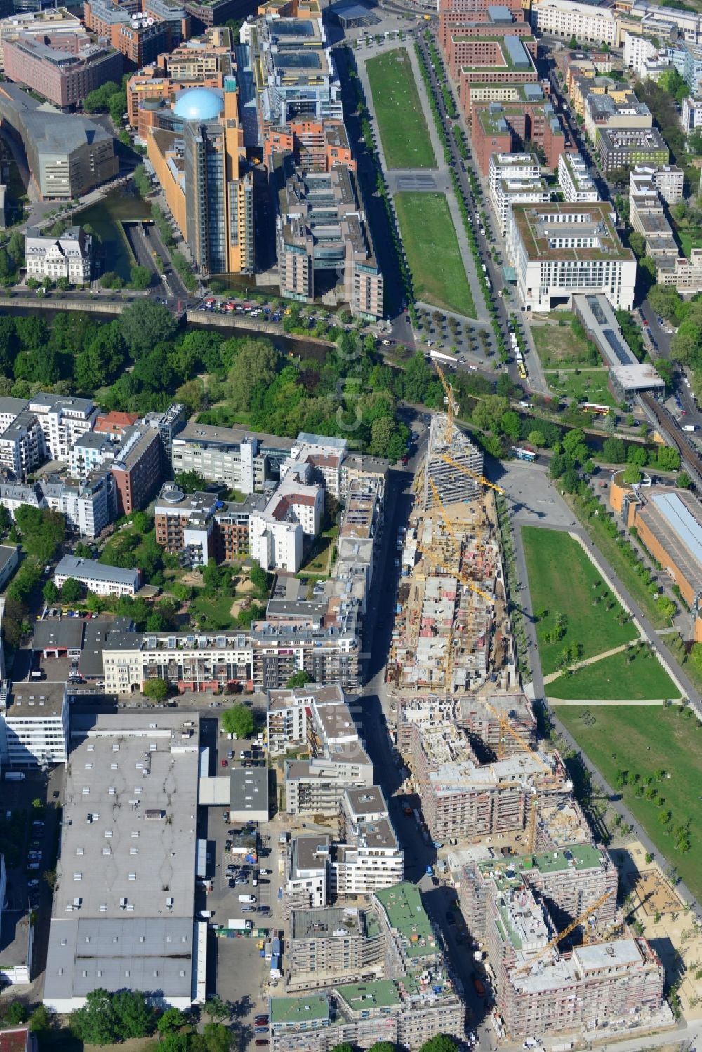 Berlin Kreuzberg from the bird's eye view: Construction of the residential project Flottwell Living on the Flottwell street in Berlin Kreuzberg