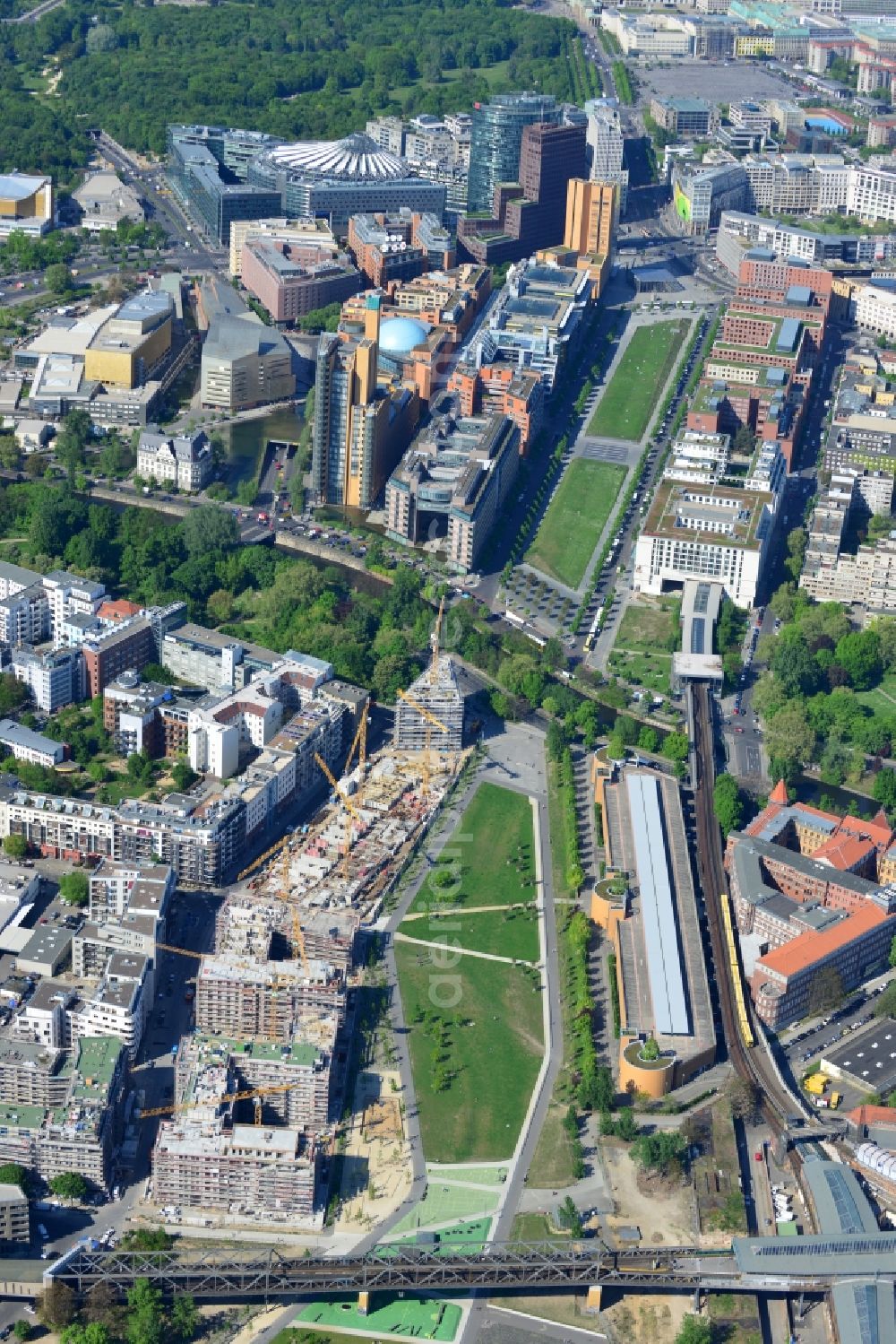 Berlin Kreuzberg from above - Construction of the residential project Flottwell Living on the Flottwell street in Berlin Kreuzberg