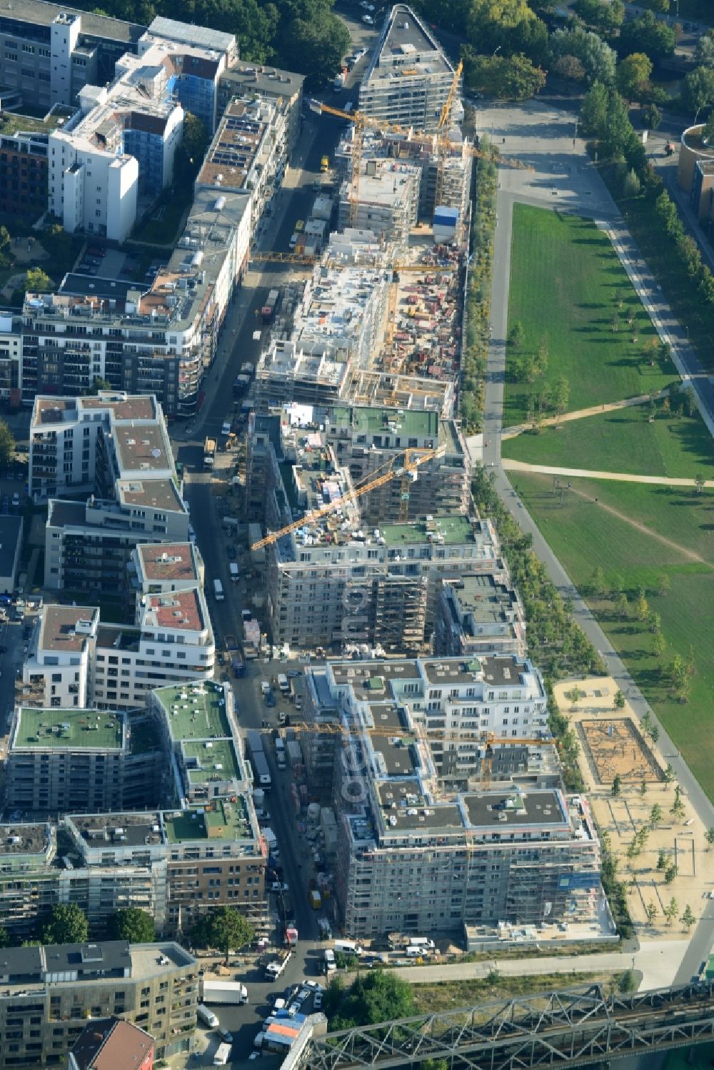 Berlin Kreuzberg from the bird's eye view: Construction of the residential project Flottwell Living on the Flottwell street in Berlin Kreuzberg