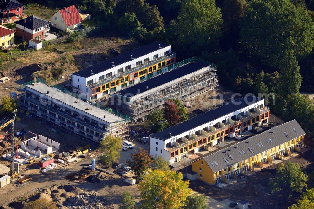 Aerial photograph Berlin - View of the construction site for residential quarter Nibelungenpark in the Friedrichsfelde district of Berlin - Lichtenberg. At the location am Nibelungenring between Kriemhildstrasse and Ruedigerstrasse the HIT GmbH is developing an area with terrace houses, townhouses and duplex houses