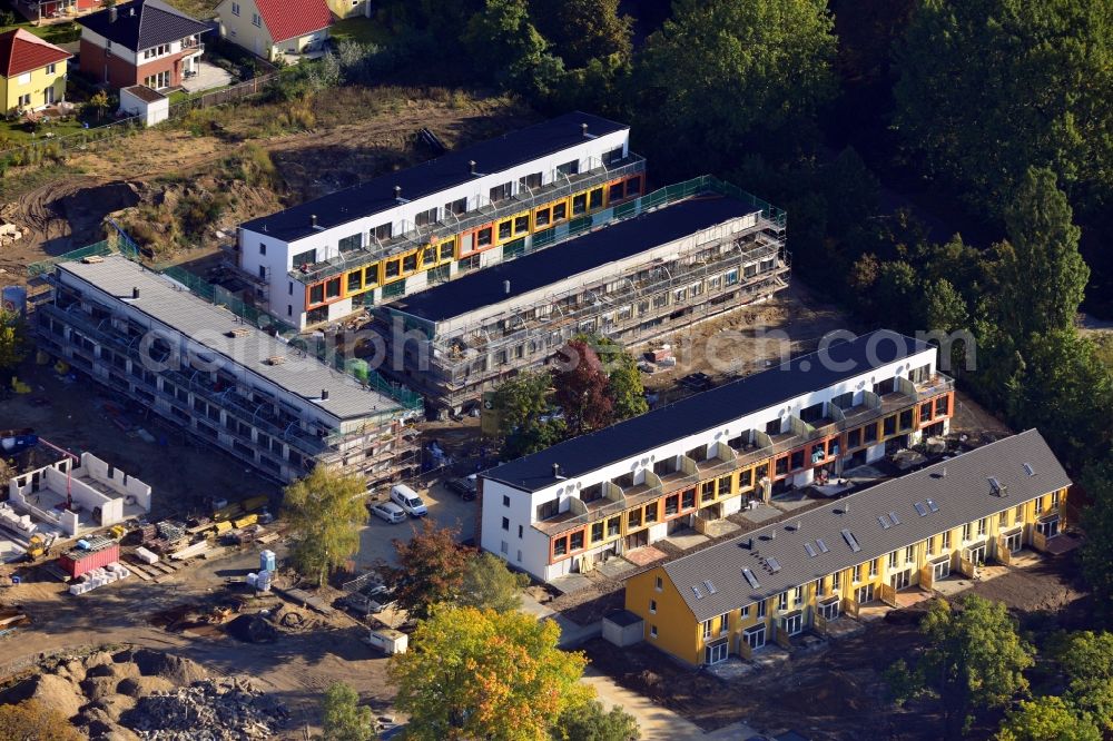 Berlin from above - View of the construction site for residential quarter Nibelungenpark in the Friedrichsfelde district of Berlin - Lichtenberg. At the location am Nibelungenring between Kriemhildstrasse and Ruedigerstrasse the HIT GmbH is developing an area with terrace houses, townhouses and duplex houses