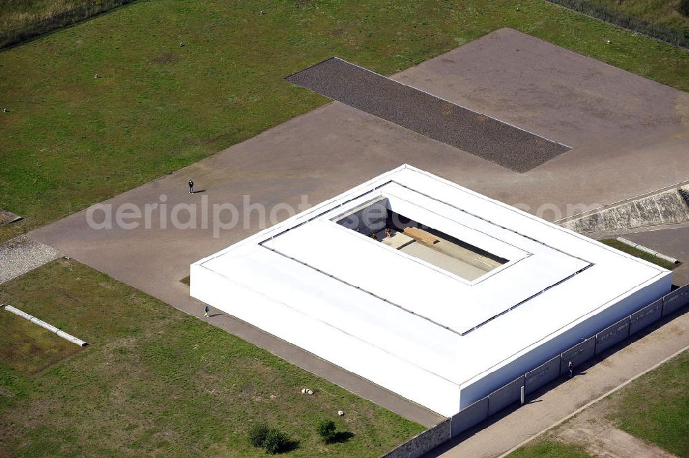 SACHSENHAUSEN / ORANIENBURG from the bird's eye view: Blick auf den Neubau der zentrale Gedenkstätte Station Z des KZ Sachsenhausen bei Oranienburg. Der Entwurf für die Neugestaltung stammt von HG Merz aus Berlin, der 1998 den entsprechenden Wettbewerb gewonnen hatte. Der Abriss des monumentalen und baufälligen Betonüberbaus aus der DDR-Fassung der Gedenkstätte, der bereits Anfang April 2003 erfolgte, und sein Ersatz durch den Neubau der Gedenkhalle an diesem sensibelsten Ort in Sachsenhausen kostete 4,5 Millionen Euro. Die Stiftung Brandenburgische Gedenkstätten erhielt diese Summe aus einem Sonderinvestitionsprogramm des Bundes und aus Drittmitteln. View of the new building of the central memorial of the Sachsenhausen concentration camp in Oranienburg. The design for the redesign is from HG Merz from Berlin.