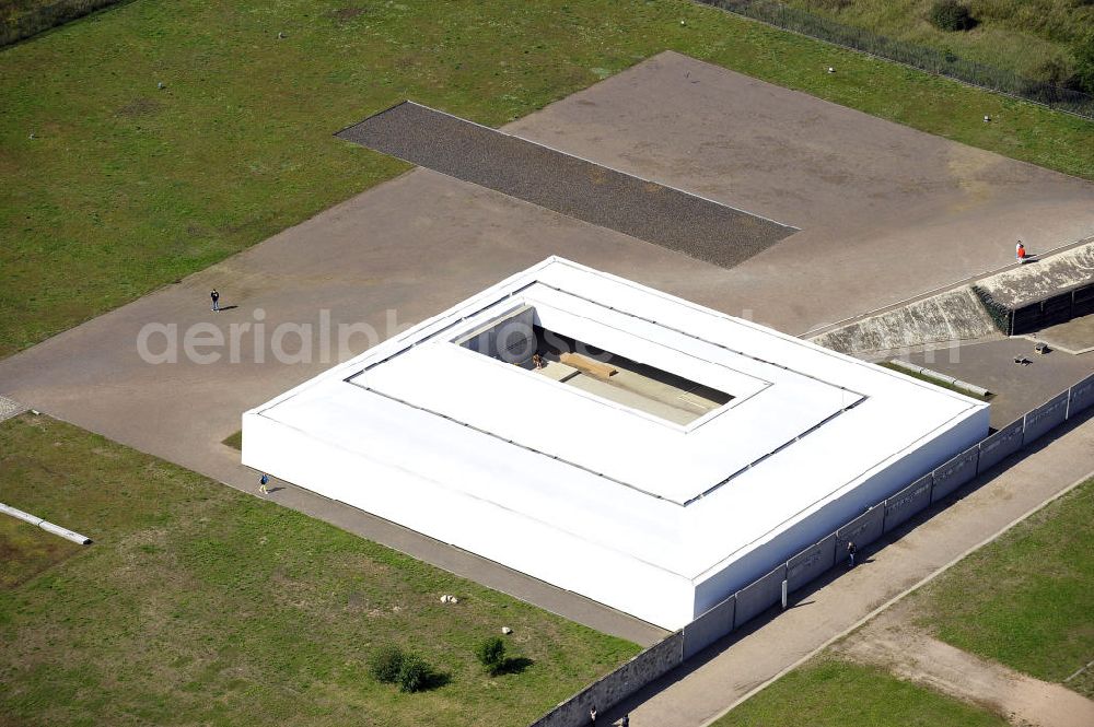 Aerial image SACHSENHAUSEN / ORANIENBURG - Blick auf den Neubau der zentrale Gedenkstätte Station Z des KZ Sachsenhausen bei Oranienburg. Der Entwurf für die Neugestaltung stammt von HG Merz aus Berlin, der 1998 den entsprechenden Wettbewerb gewonnen hatte. Der Abriss des monumentalen und baufälligen Betonüberbaus aus der DDR-Fassung der Gedenkstätte, der bereits Anfang April 2003 erfolgte, und sein Ersatz durch den Neubau der Gedenkhalle an diesem sensibelsten Ort in Sachsenhausen kostete 4,5 Millionen Euro. Die Stiftung Brandenburgische Gedenkstätten erhielt diese Summe aus einem Sonderinvestitionsprogramm des Bundes und aus Drittmitteln. View of the new building of the central memorial of the Sachsenhausen concentration camp in Oranienburg. The design for the redesign is from HG Merz from Berlin.