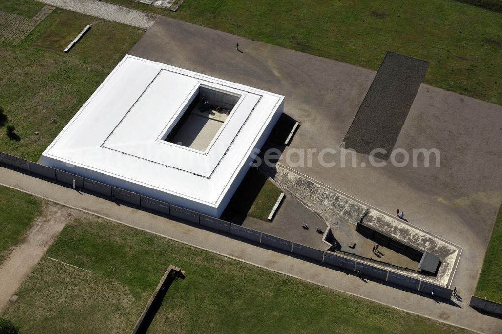 SACHSENHAUSEN / ORANIENBURG from the bird's eye view: Blick auf den Neubau der zentrale Gedenkstätte Station Z des KZ Sachsenhausen bei Oranienburg. Der Entwurf für die Neugestaltung stammt von HG Merz aus Berlin, der 1998 den entsprechenden Wettbewerb gewonnen hatte. Der Abriss des monumentalen und baufälligen Betonüberbaus aus der DDR-Fassung der Gedenkstätte, der bereits Anfang April 2003 erfolgte, und sein Ersatz durch den Neubau der Gedenkhalle an diesem sensibelsten Ort in Sachsenhausen kostete 4,5 Millionen Euro. Die Stiftung Brandenburgische Gedenkstätten erhielt diese Summe aus einem Sonderinvestitionsprogramm des Bundes und aus Drittmitteln. View of the new building of the central memorial of the Sachsenhausen concentration camp in Oranienburg. The design for the redesign is from HG Merz from Berlin.