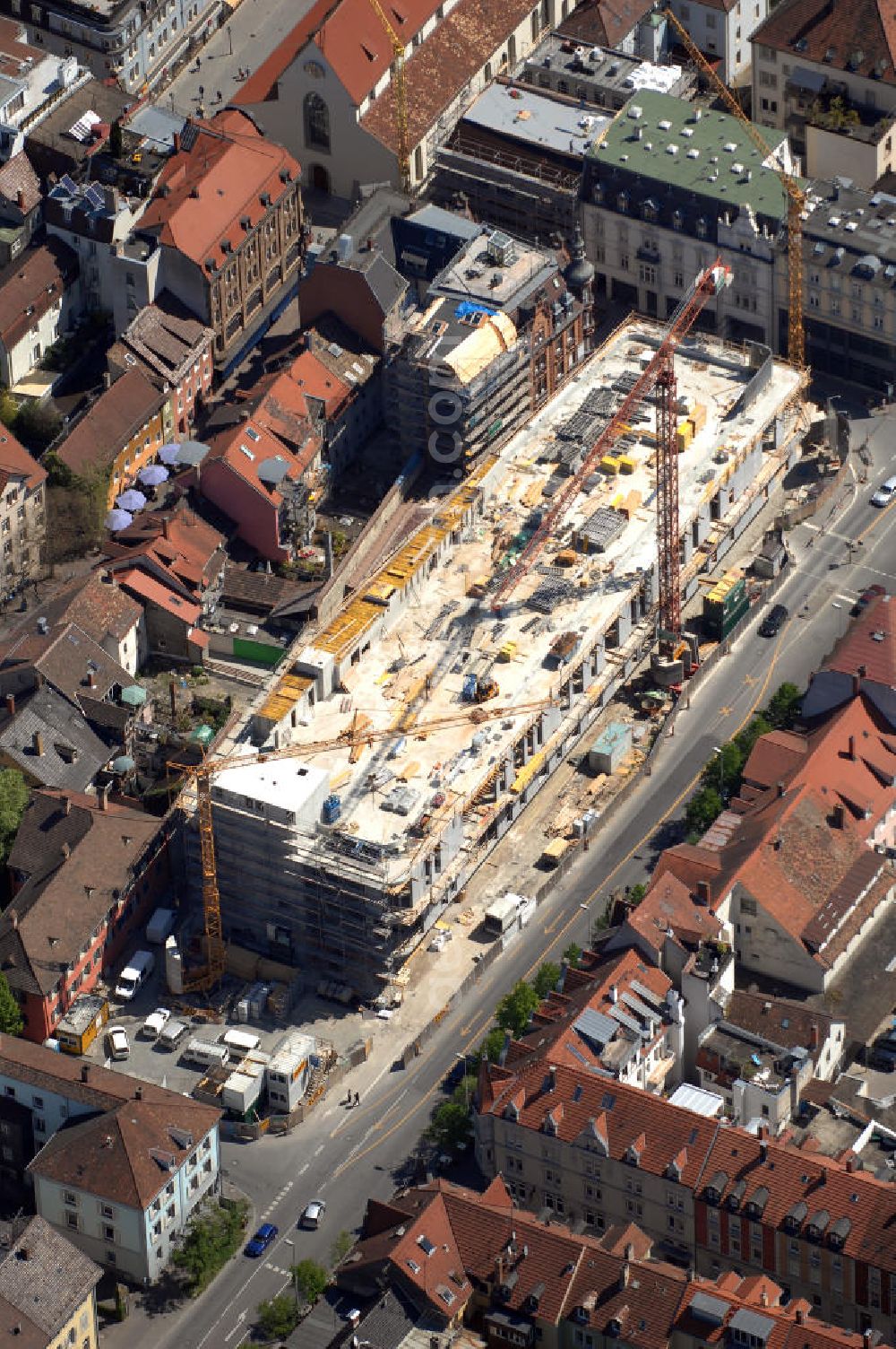 Konstanz from above - Blick auf den Neubau zwei weiterer Geschäftshäuser in der Bodanstrasse und Rosgartenstrasse. Eröffnung war im zweiten Halbjahr 2008. Es entstand unter der Regie der DGAG Shopping Immobilien GmbH, einem Unternehmen der Pirelli & C. Real Estate Deutschland GmbH. Hauptgeschäfte sind C&A, Deichmann und Edeka. Kontakt: DGAG Shopping Immobilien GmbH, Bodanstr. 1, 78462 Konstanz, Tel. +49(0)7531 6913360