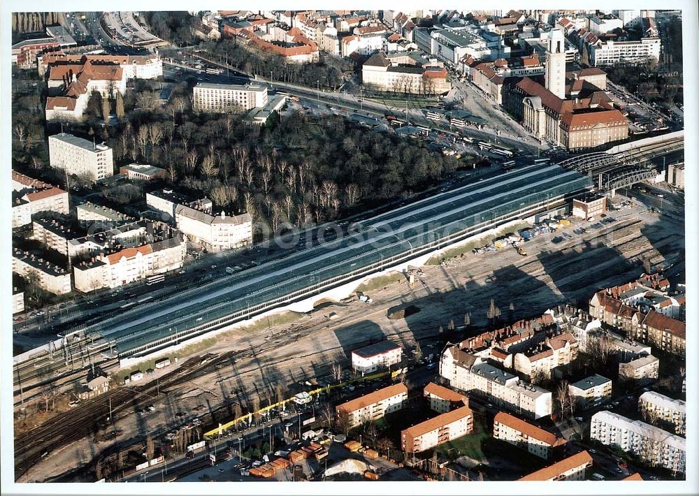 Aerial image Berlin - Spandau - Neubaubahnhof Spandau und Baufeld für das Einkaufscentrum Spandauer Arkaden in Berlin - Spandau.