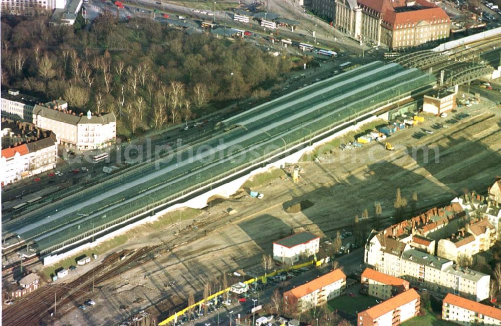 Aerial photograph Berlin - Spandau - Neubaubahnhof Spandau und Baufeld für das Einkaufscentrum Spandauer Arkaden in Berlin - Spandau.