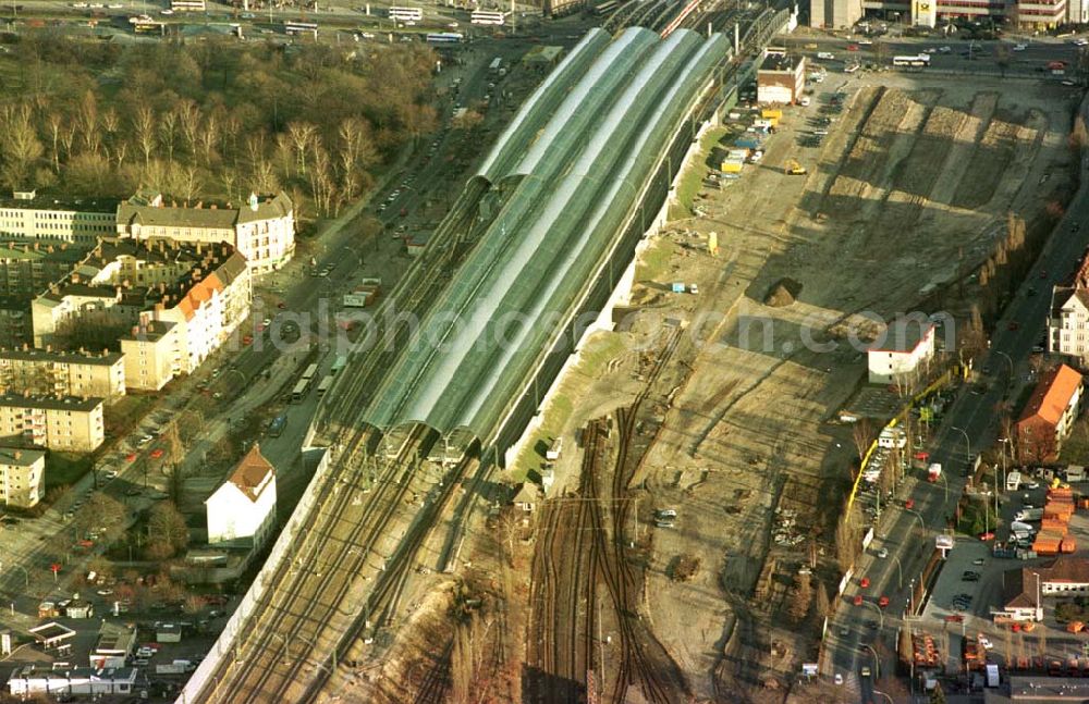 Berlin - Spandau from above - Neubaubahnhof Spandau und Baufeld für das Einkaufscentrum Spandauer Arkaden in Berlin - Spandau.