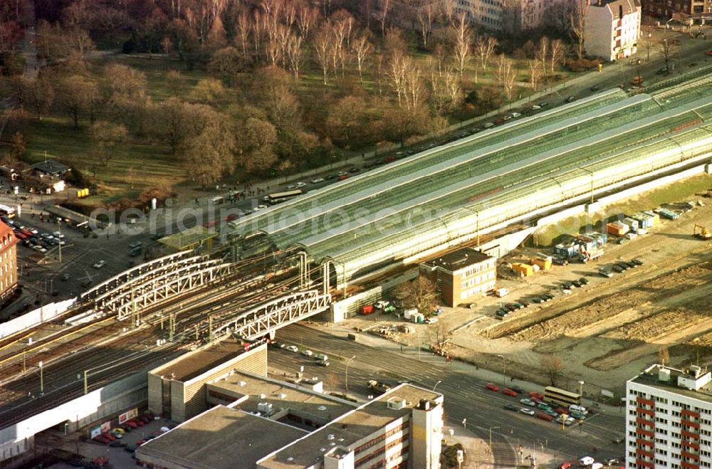 Berlin - Spandau from the bird's eye view: Neubaubahnhof Spandau und Baufeld für das Einkaufscentrum Spandauer Arkaden in Berlin - Spandau.