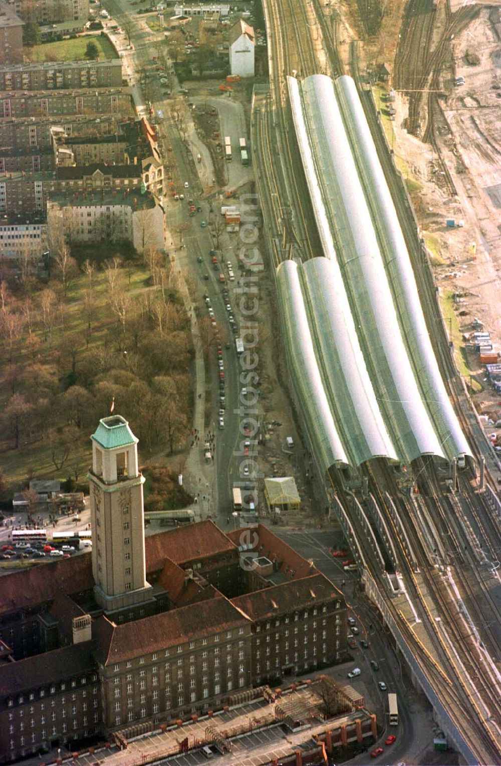 Aerial image Berlin - Spandau - Neubaubahnhof Spandau und Baufeld für das Einkaufscentrum Spandauer Arkaden in Berlin - Spandau.