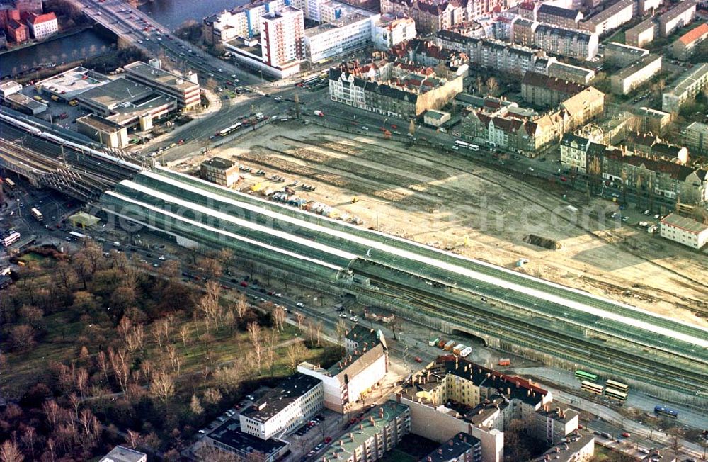 Berlin - Spandau from the bird's eye view: Neubaubahnhof Spandau und Baufeld für das Einkaufscentrum Spandauer Arkaden in Berlin - Spandau.