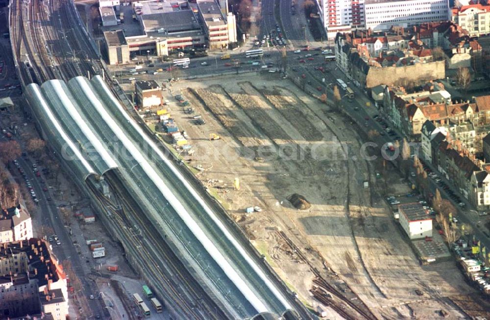 Berlin - Spandau from the bird's eye view: Neubaubahnhof Spandau und Baufeld für das Einkaufscentrum Spandauer Arkaden in Berlin - Spandau.