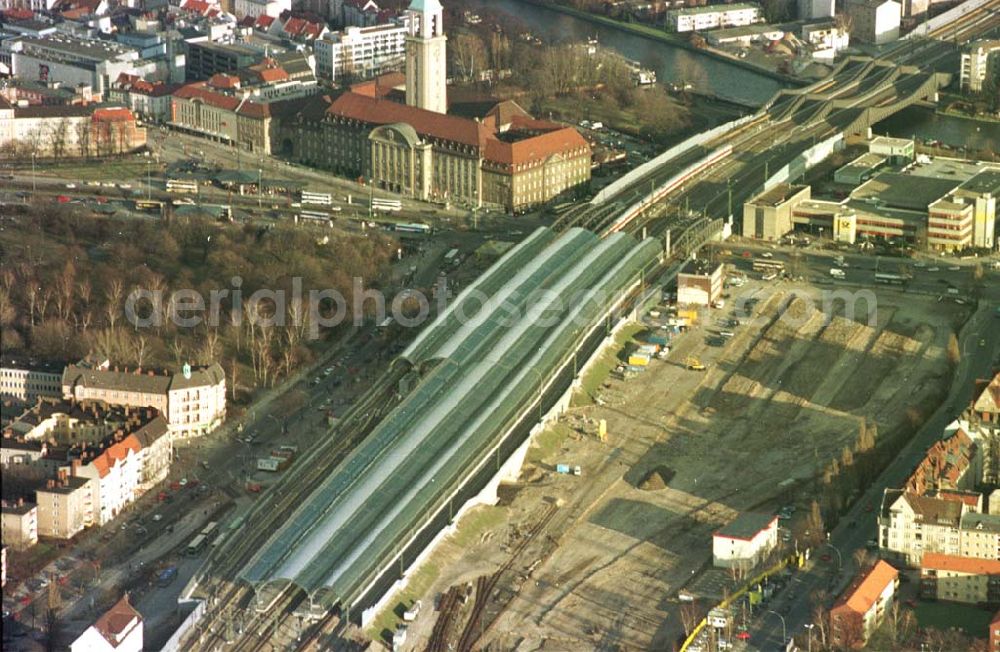 Aerial image Berlin - Spandau - Neubaubahnhof Spandau und Baufeld für das Einkaufscentrum Spandauer Arkaden in Berlin - Spandau.