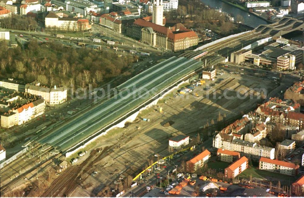 Aerial photograph Berlin - Spandau - Neubaubahnhof Spandau und Baufeld für das Einkaufscentrum Spandauer Arkaden in Berlin - Spandau.