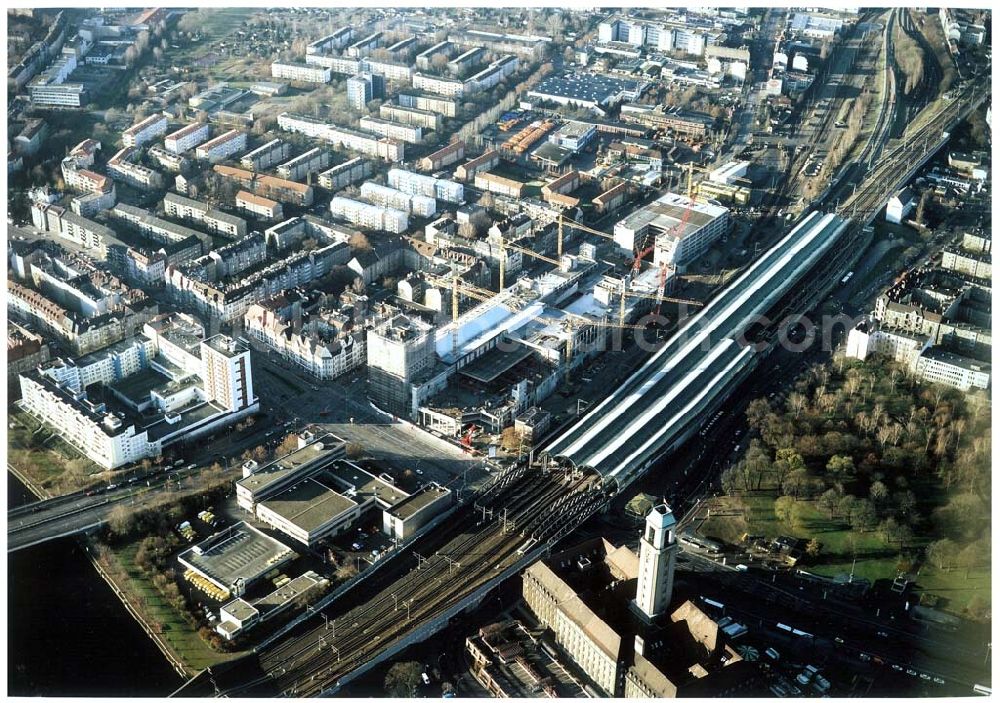 Berlin - Spandau from above - Neubaubahnhof Spandau und Baufeld für das Einkaufscentrum Spandauer Arkaden in Berlin - Spandau.