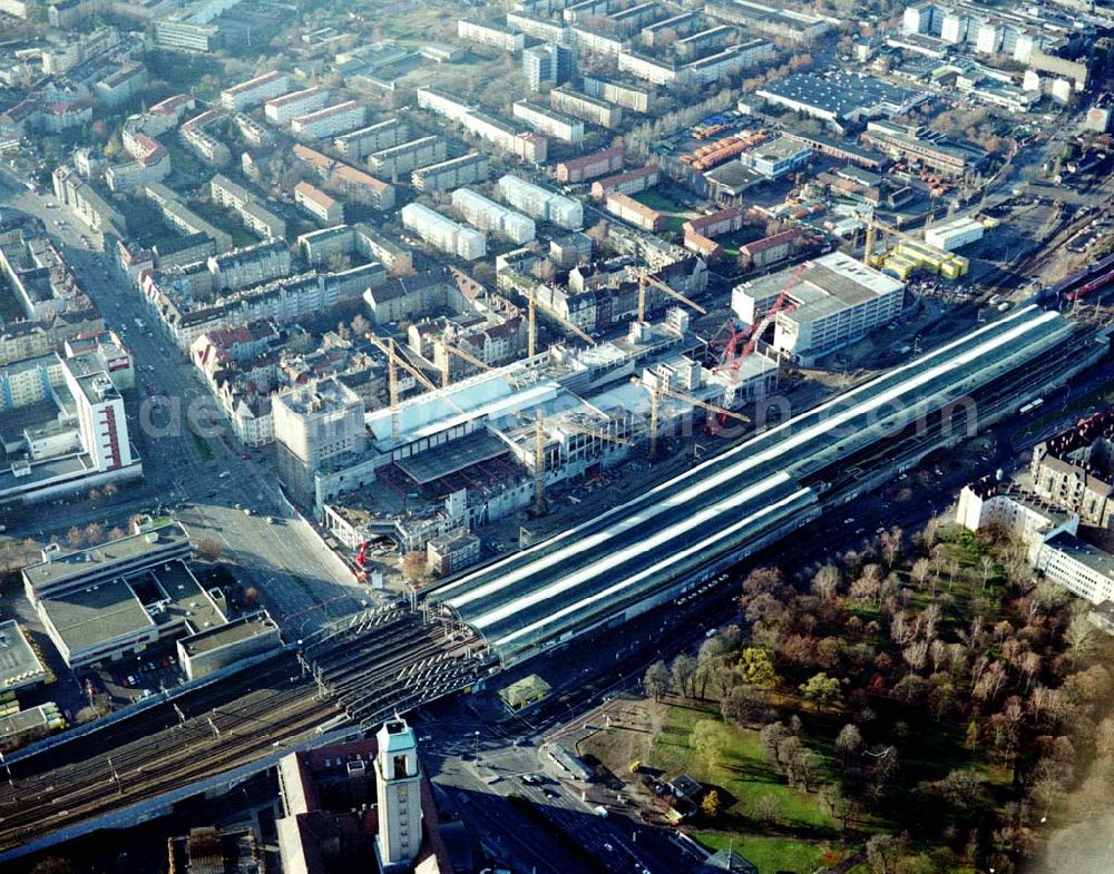 Berlin - Spandau from the bird's eye view: Neubaubahnhof Spandau und Baufeld für das Einkaufscentrum Spandauer Arkaden in Berlin - Spandau.