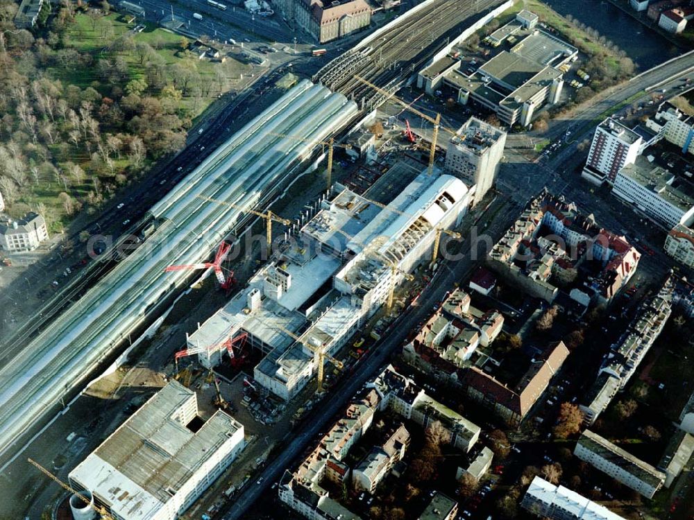 Berlin - Spandau from the bird's eye view: Neubaubahnhof Spandau und Baufeld für das Einkaufscentrum Spandauer Arkaden in Berlin - Spandau.