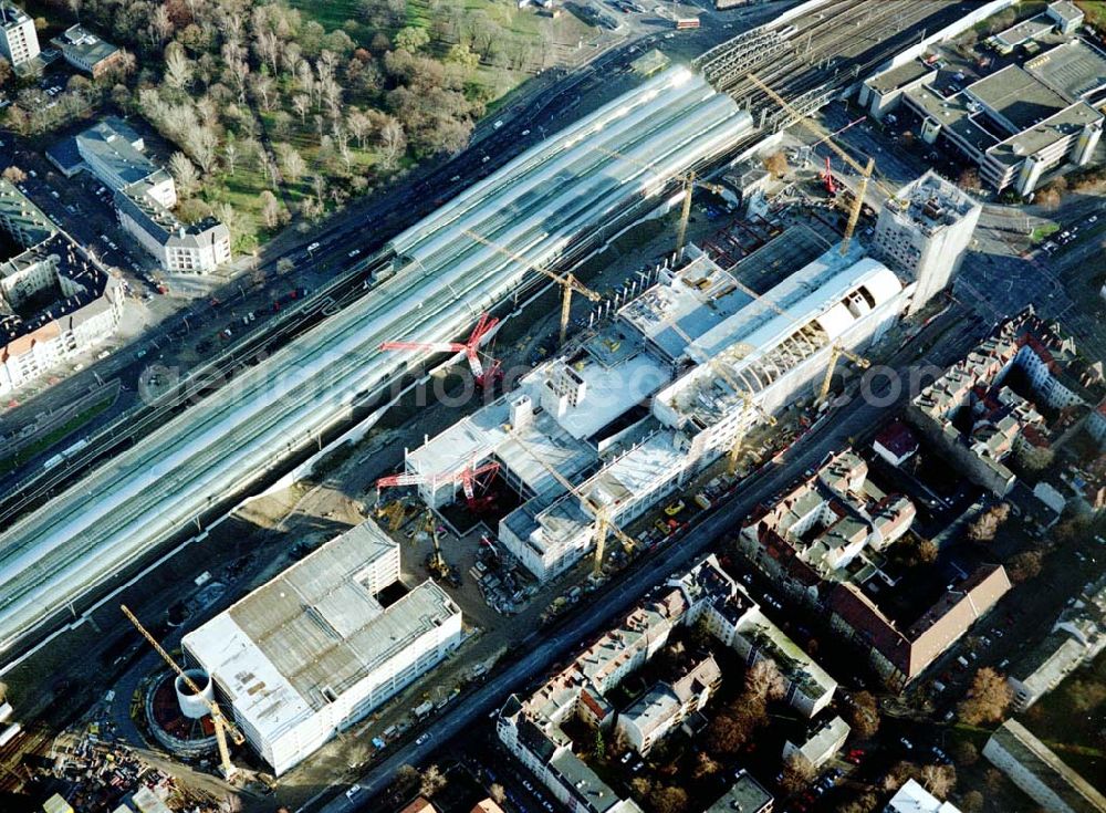 Aerial image Berlin - Spandau - Neubaubahnhof Spandau und Baufeld für das Einkaufscentrum Spandauer Arkaden in Berlin - Spandau.