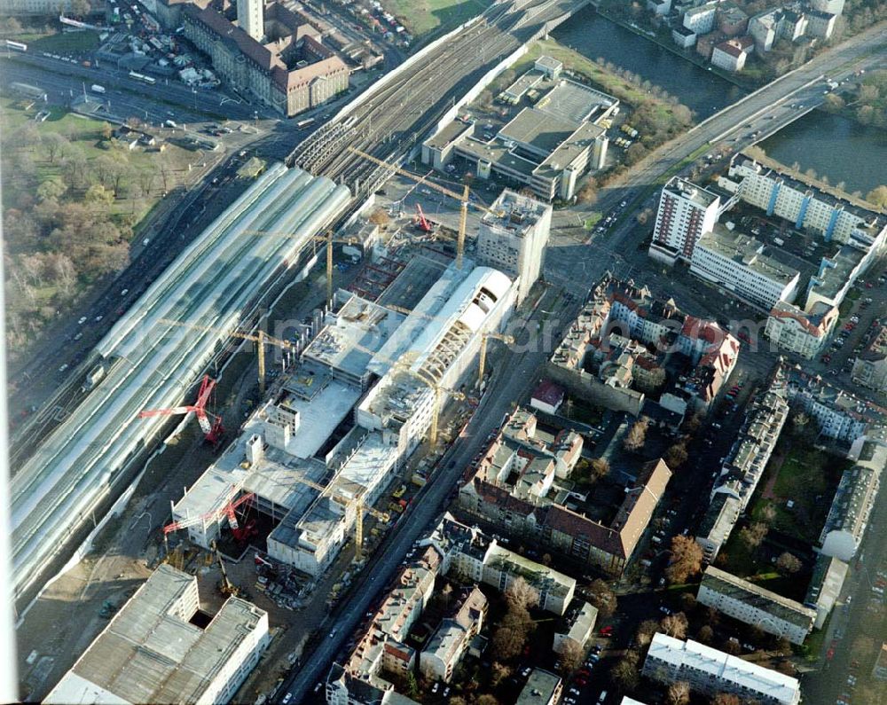 Aerial photograph Berlin - Spandau - Neubaubahnhof Spandau und Baufeld für das Einkaufscentrum Spandauer Arkaden in Berlin - Spandau.