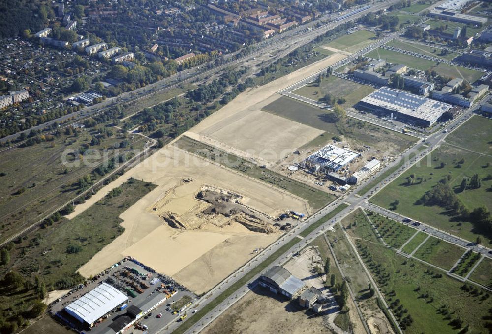 Berlin from above - Blick auf eine Planfläche im Gewerbegebiet Flugplatz Johannisthal am Groß-Berliner Damm. Das Gelände dient heute als Baufläche für Einfamilienhäuser und als Gewerbegebiet. Des weiteren befindet sich heute auf dem Gelände unter an derem der Aerodynamische Park als Teil des Campus der Humboldt-Universität zu Berlin. Der Name des Platzes weist auf den besonderen Charakter und die historische wie architektonische Bedeutung durch die prägnanten und dominierenden Baudenkmale der ehemaligen Deutschen Versuchsanstalt für Luftfahrt e.V. hin. Das mittlerweile entstandene grüne Biotop auf der Fläche der ehemaligen Start- und Landebahn ist in eine Parklandschaft integriert worden, dem Europapark, der nach einem Wettbewerb seit den späten 1990er Jahren hier entsteht. View onto the construction site at the industrial area at the former airport Johannisthal. Today the area serves as ab building area and as an industrial area.