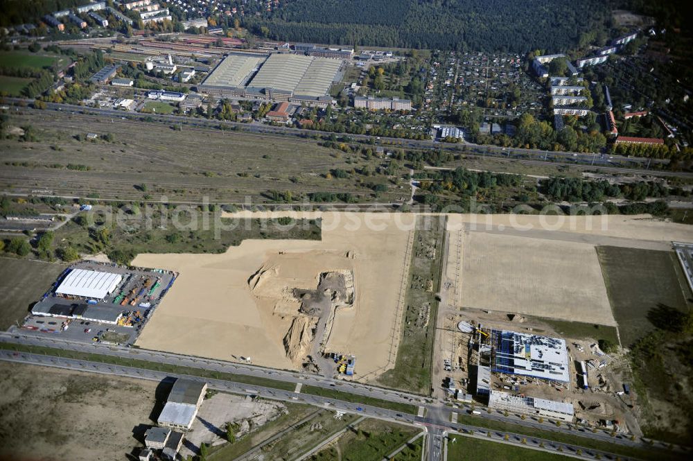 Berlin from above - Blick auf eine Planfläche im Gewerbegebiet Flugplatz Johannisthal am Groß-Berliner Damm. Das Gelände dient heute als Baufläche für Einfamilienhäuser und als Gewerbegebiet. Des weiteren befindet sich heute auf dem Gelände unter an derem der Aerodynamische Park als Teil des Campus der Humboldt-Universität zu Berlin. Der Name des Platzes weist auf den besonderen Charakter und die historische wie architektonische Bedeutung durch die prägnanten und dominierenden Baudenkmale der ehemaligen Deutschen Versuchsanstalt für Luftfahrt e.V. hin. Das mittlerweile entstandene grüne Biotop auf der Fläche der ehemaligen Start- und Landebahn ist in eine Parklandschaft integriert worden, dem Europapark, der nach einem Wettbewerb seit den späten 1990er Jahren hier entsteht. View onto the construction site at the industrial area at the former airport Johannisthal. Today the area serves as ab building area and as an industrial area.